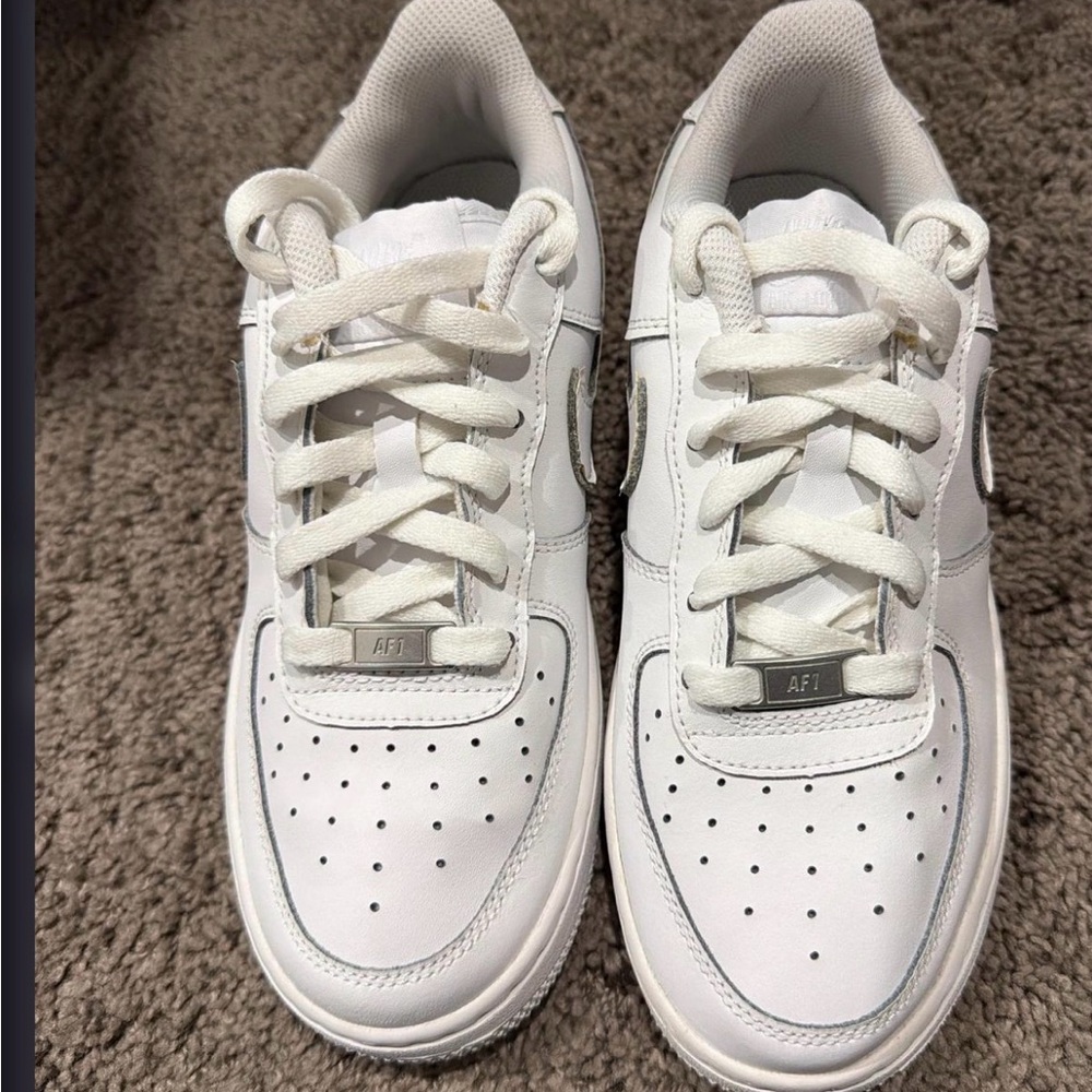 Nike White Kids Sneakers with Perforated Toe